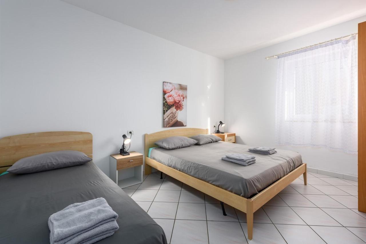 Lucrezia House With Apartments Lovrecica  Bagian luar foto