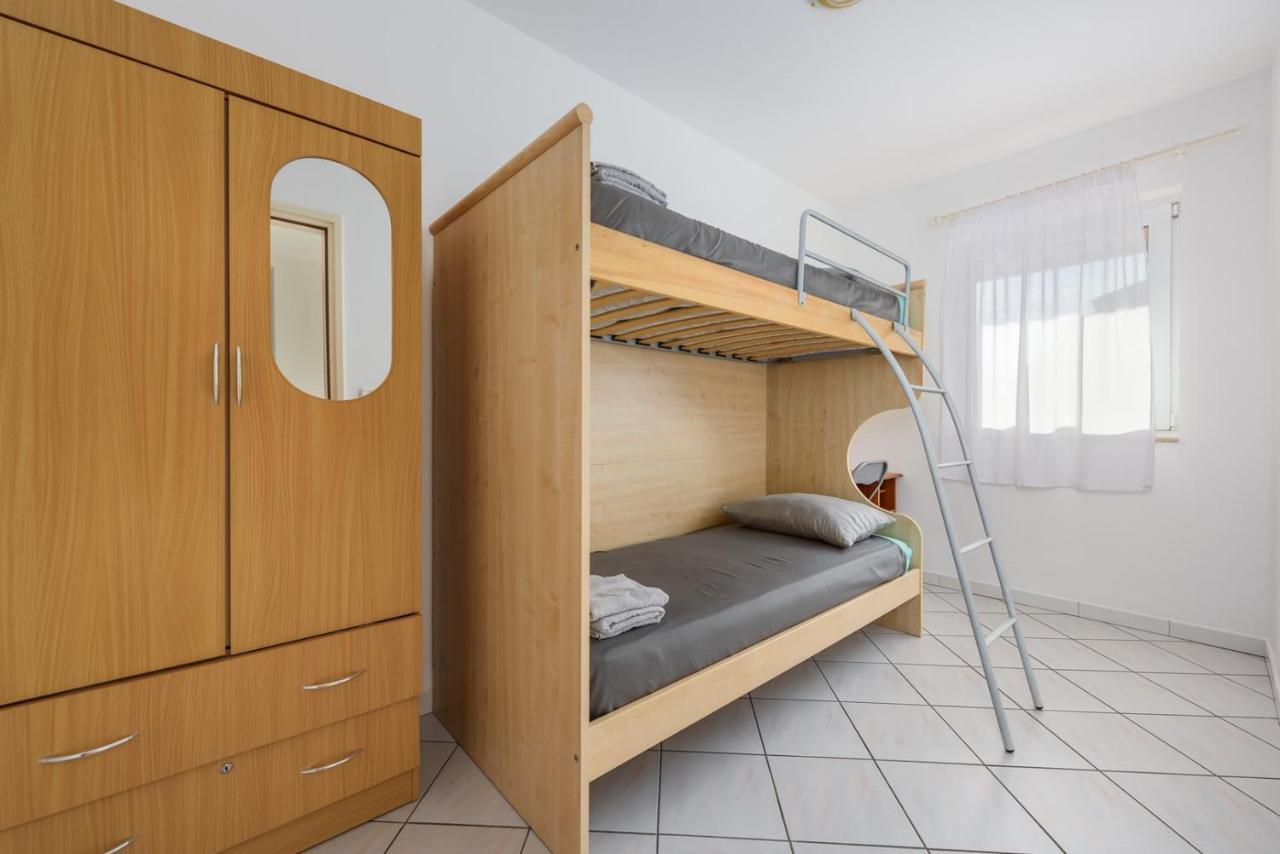 Lucrezia House With Apartments Lovrecica  Bagian luar foto