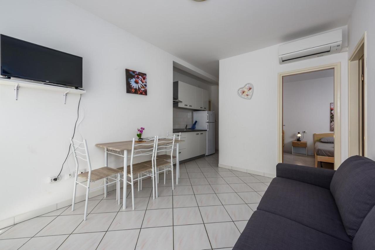 Lucrezia House With Apartments Lovrecica  Bagian luar foto