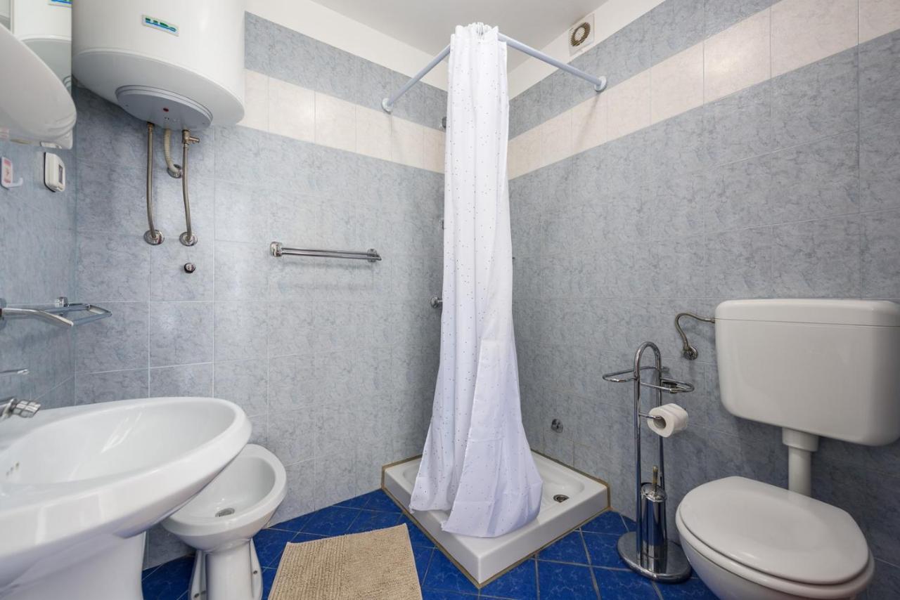 Lucrezia House With Apartments Lovrecica  Bagian luar foto