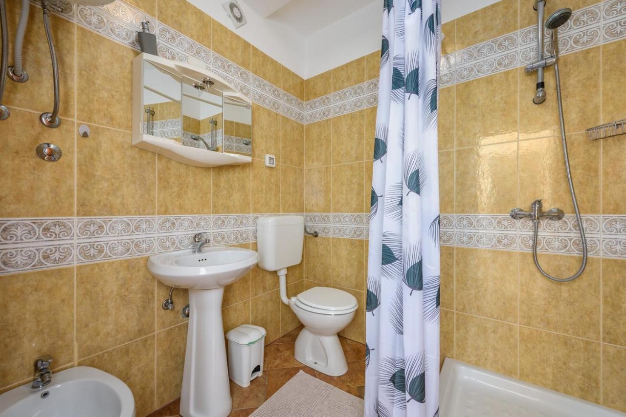 Lucrezia House With Apartments Lovrecica  Bagian luar foto