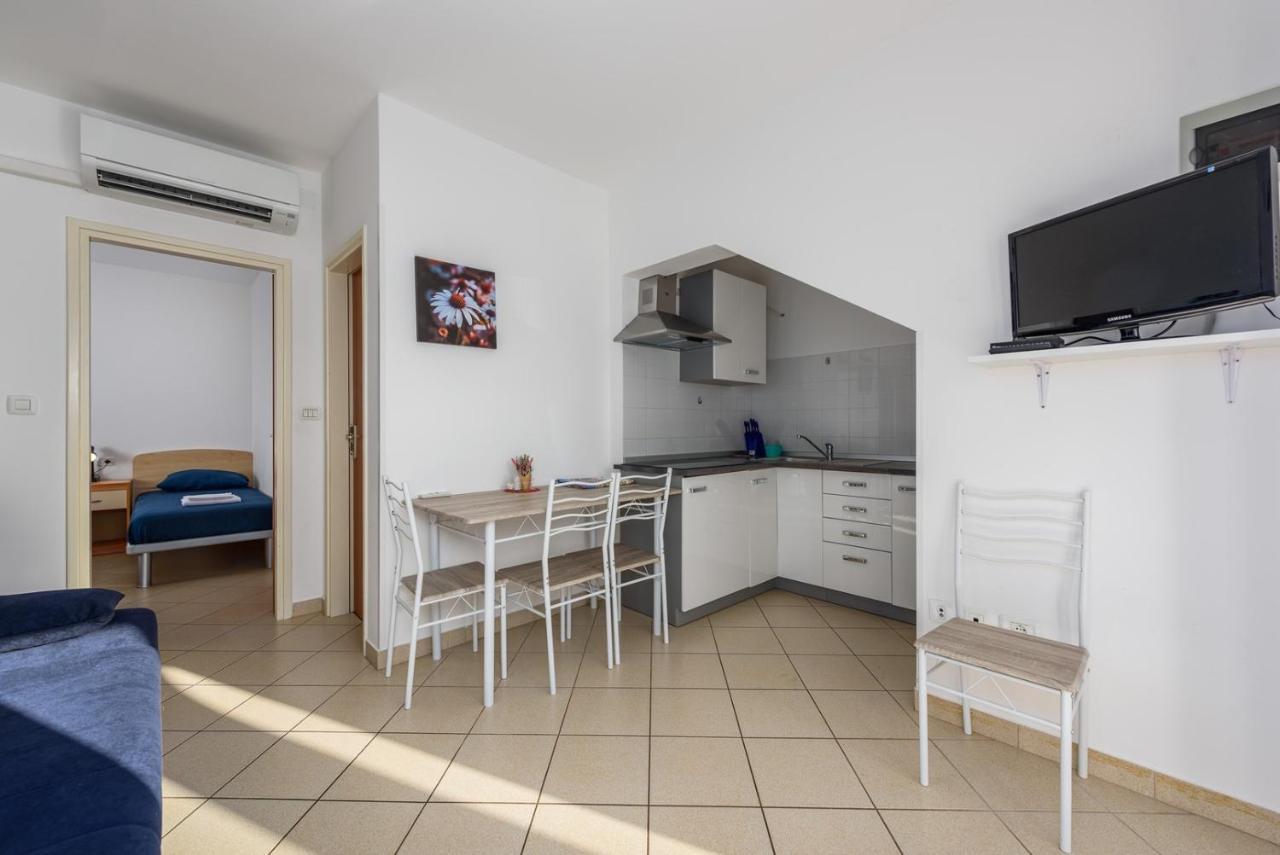 Lucrezia House With Apartments Lovrecica  Bagian luar foto
