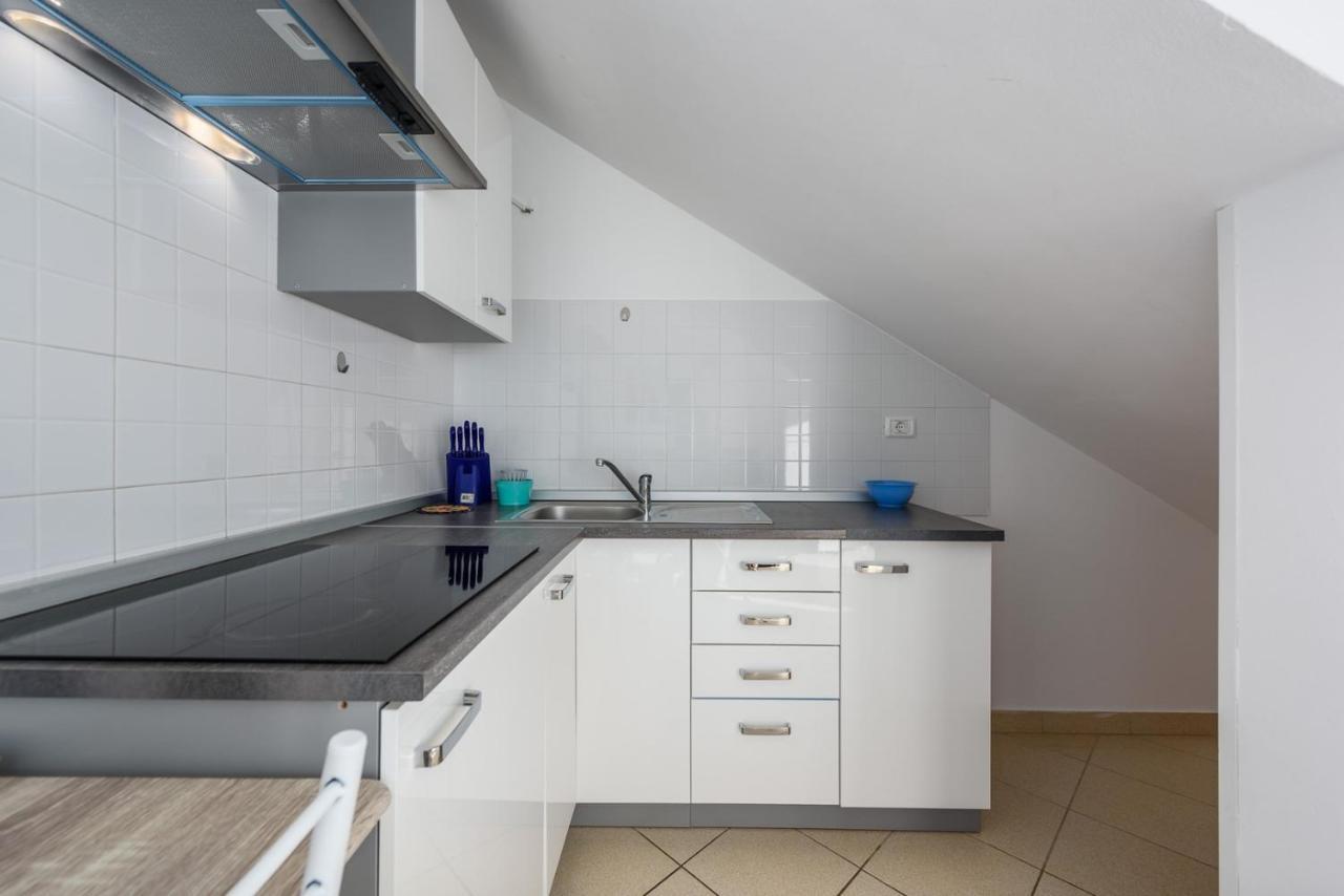 Lucrezia House With Apartments Lovrecica  Bagian luar foto